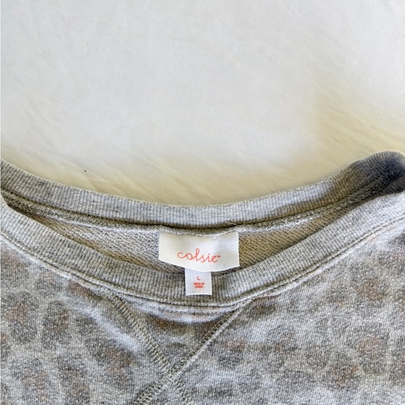 Colsie Gray Leopard Print Top - Picture 2 of 3